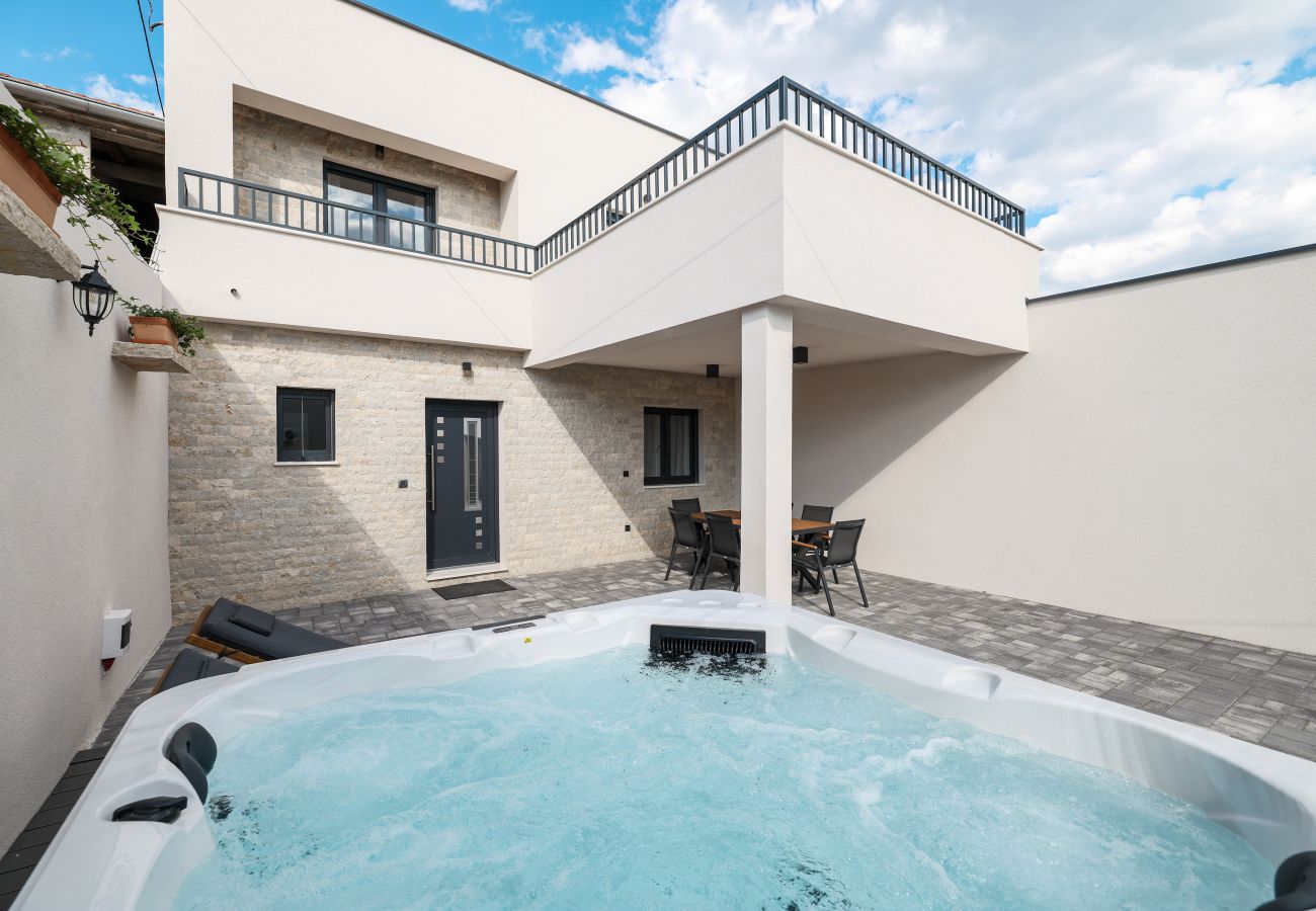 Villa in Sukošan - Villa Ruzarija mit Whirlpool