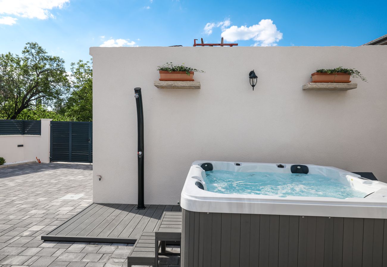 Villa in Sukošan - Villa Ruzarija mit Whirlpool