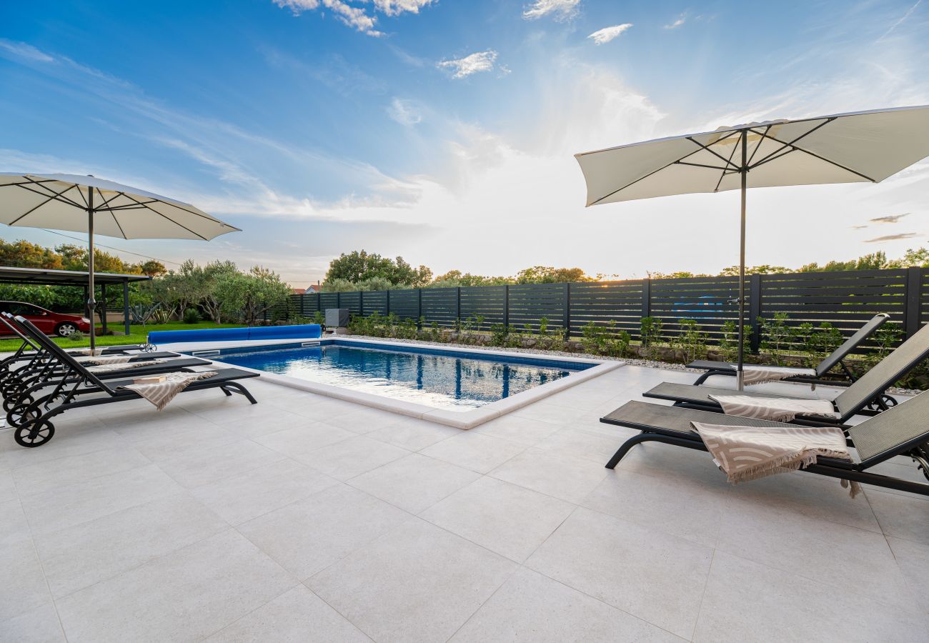 Ferienhaus in Vir - Ferienhaus Tanja Vir mit beheiztem Pool