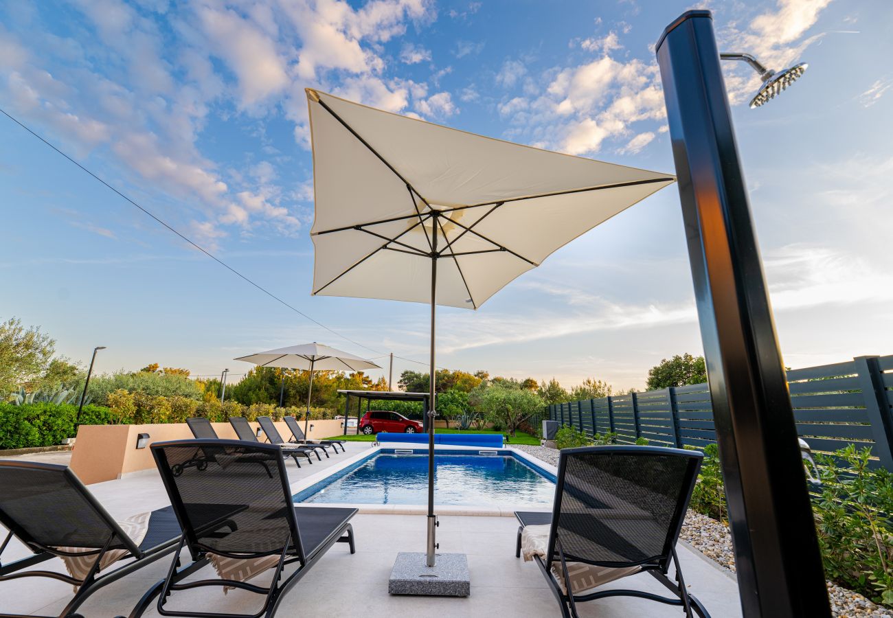 Ferienhaus in Vir - Ferienhaus Tanja Vir mit beheiztem Pool