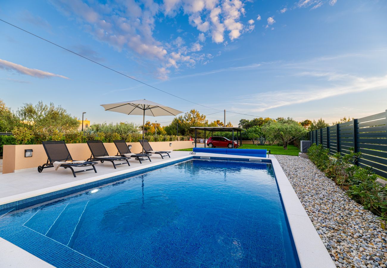 Ferienhaus in Vir - Ferienhaus Tanja Vir mit beheiztem Pool