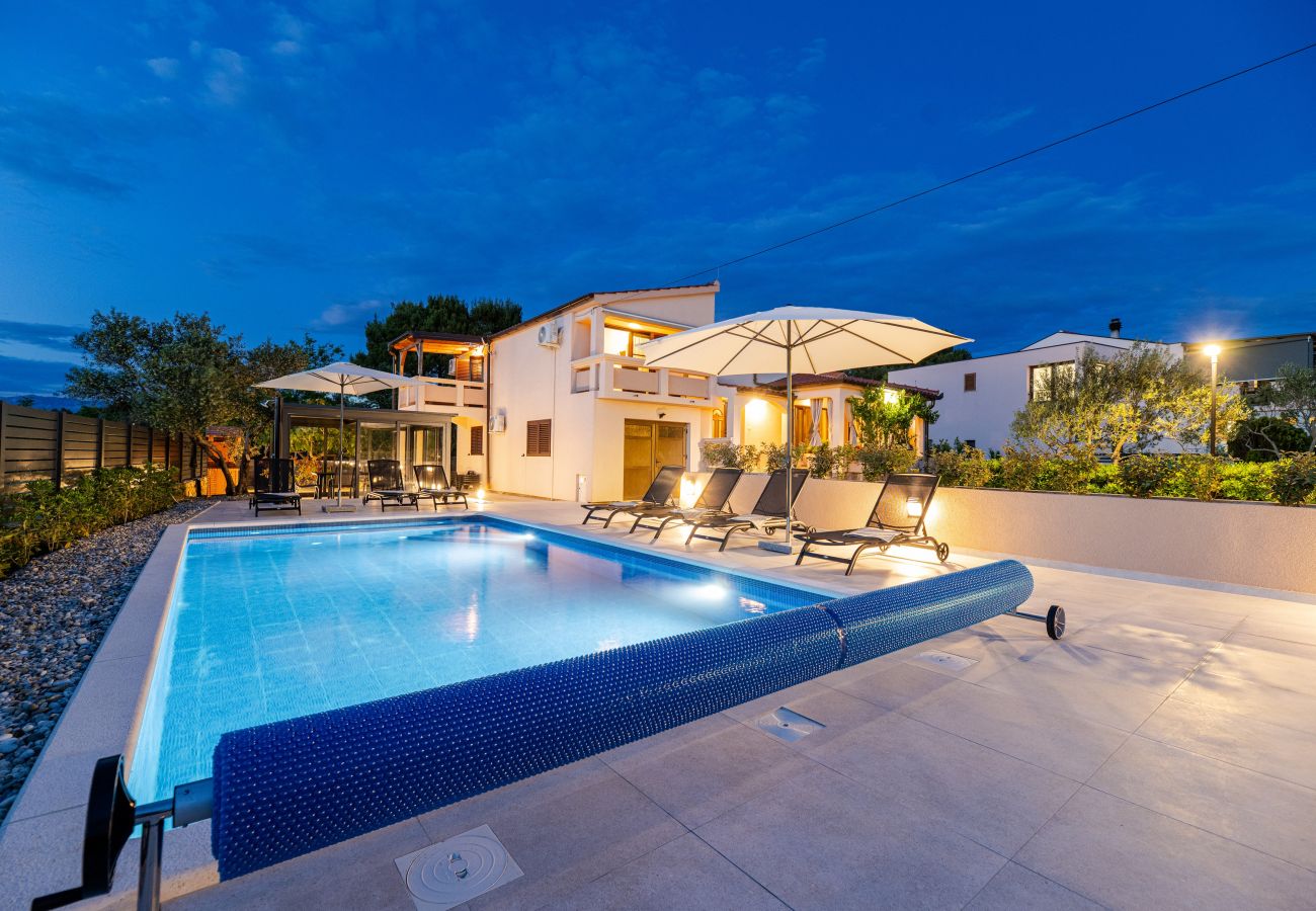Ferienhaus in Vir - Ferienhaus Tanja Vir mit beheiztem Pool