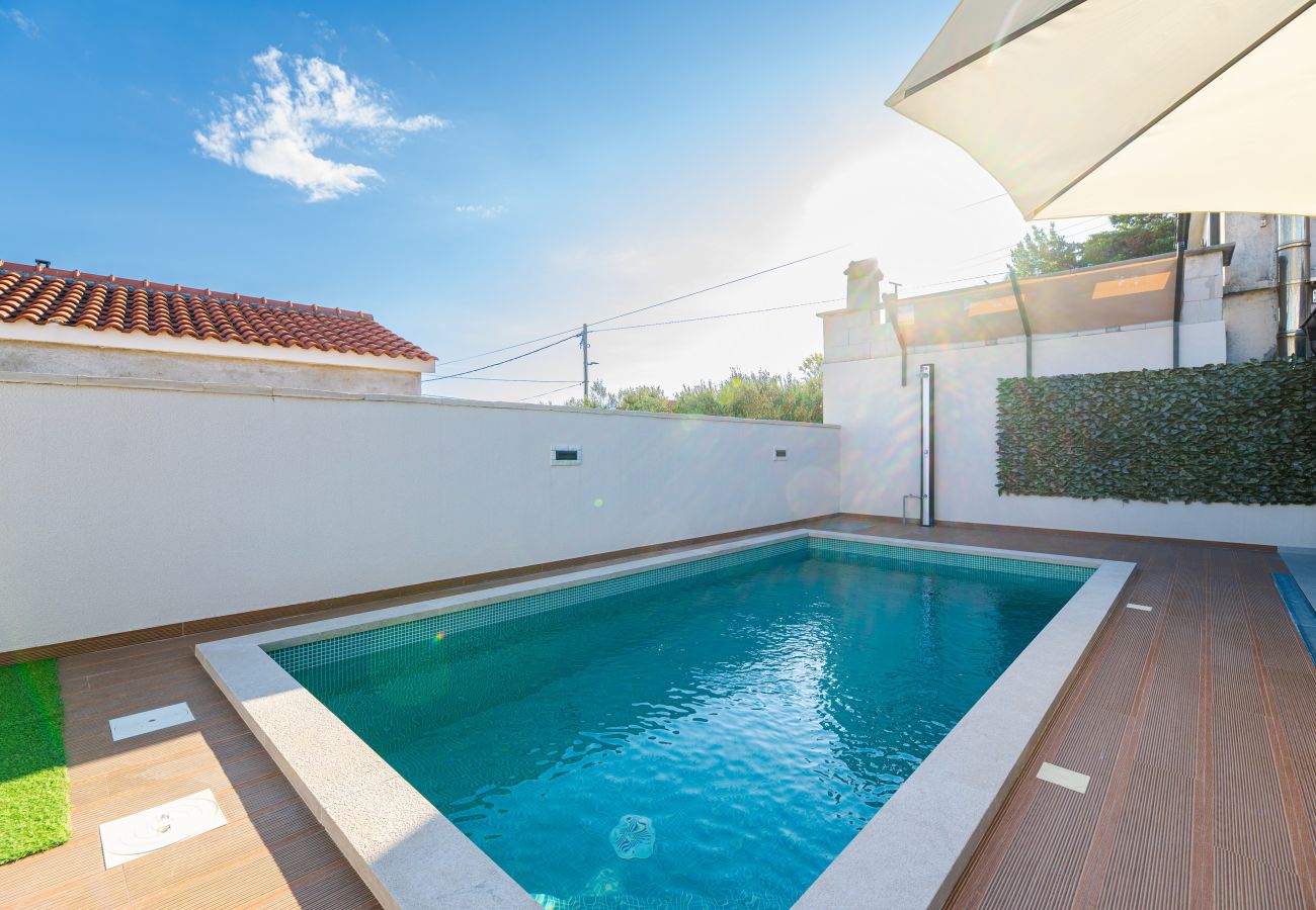 Ferienhaus in Privlaka - Ferienhaus Mareta mit Pool