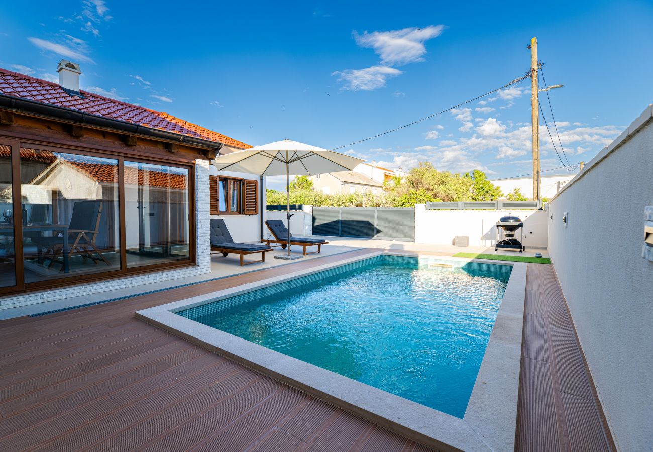 Ferienhaus in Privlaka - Ferienhaus Mareta mit Pool