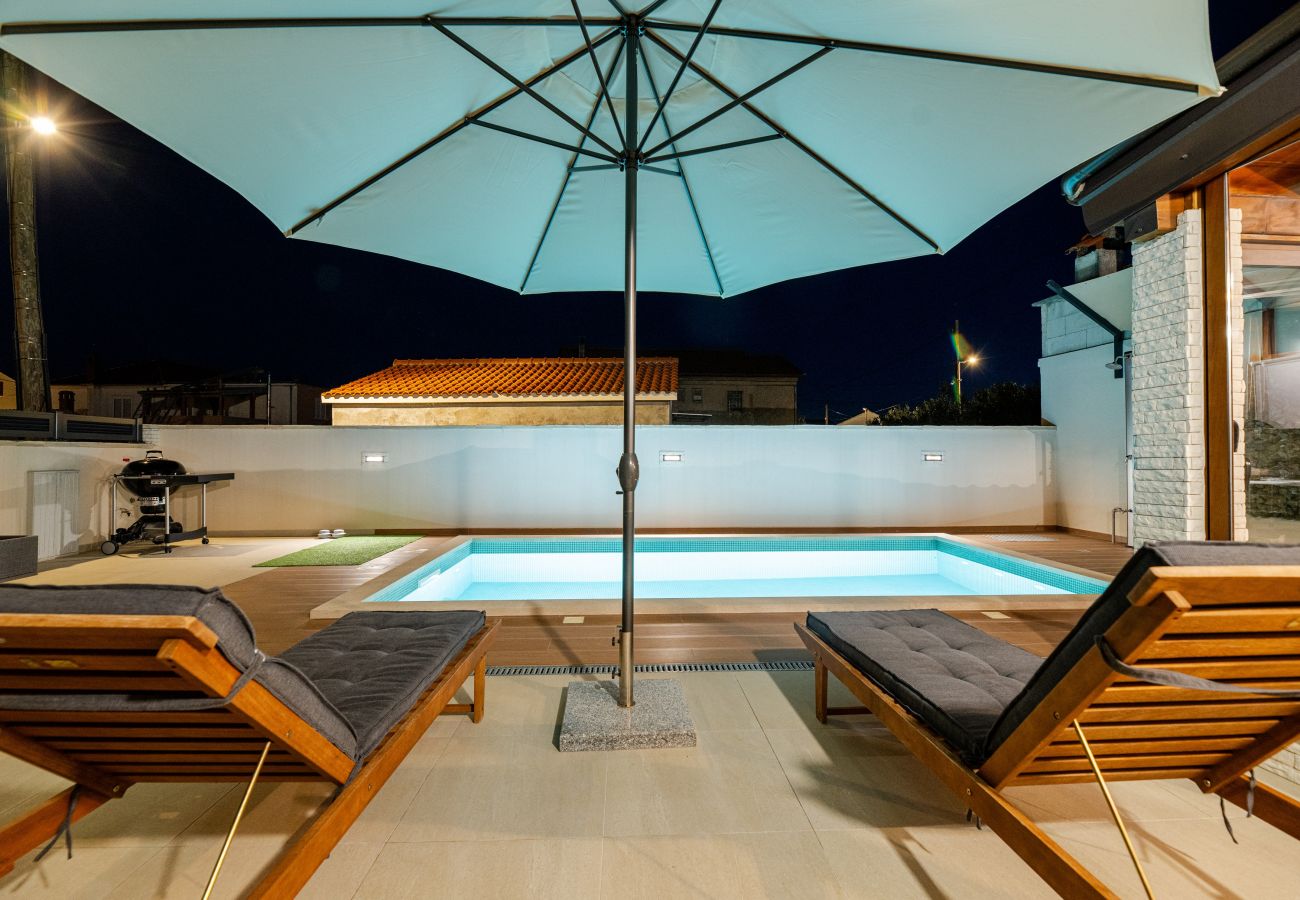 Ferienhaus in Privlaka - Ferienhaus Mareta mit Pool