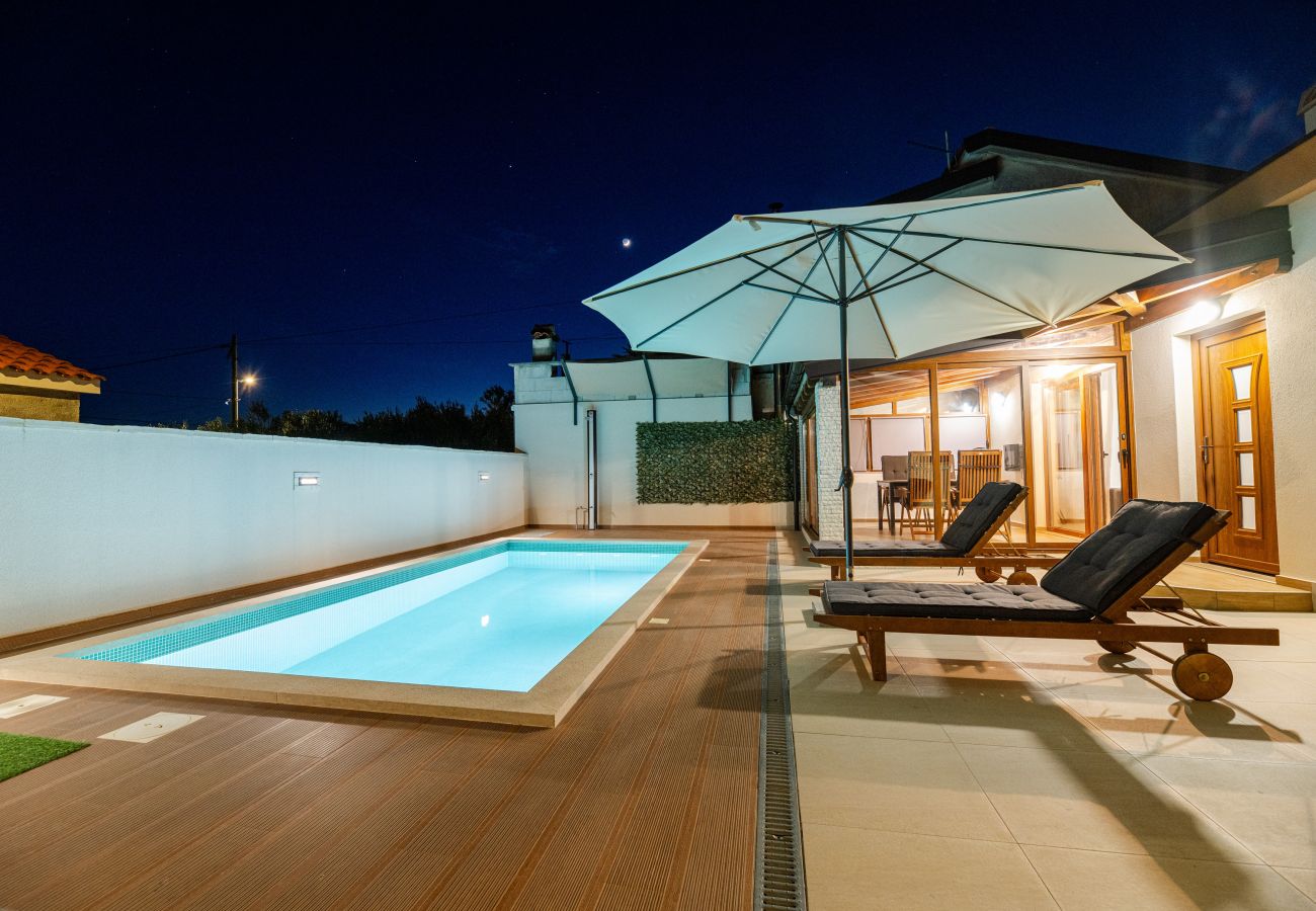 Ferienhaus in Privlaka - Ferienhaus Mareta mit Pool