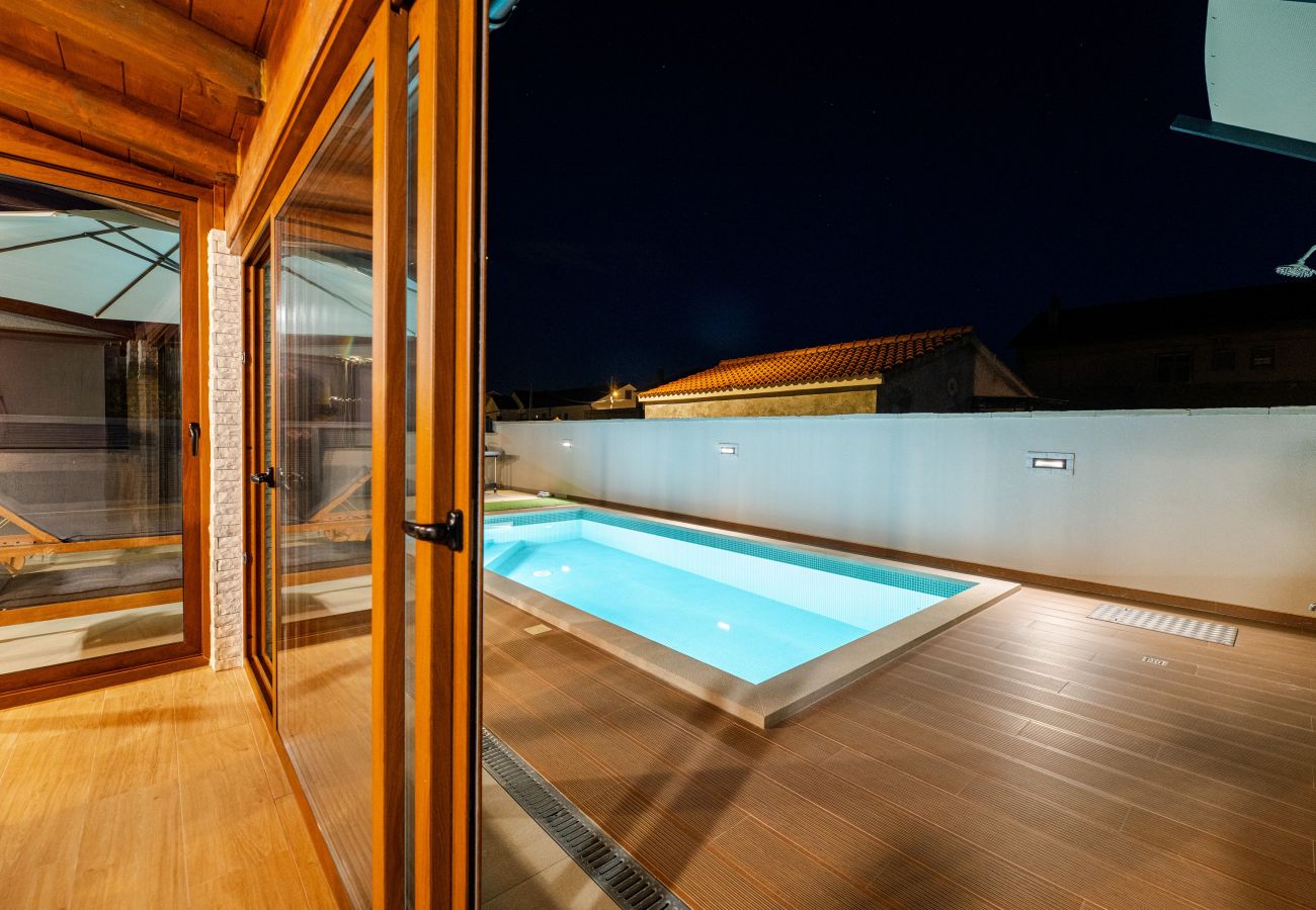 Ferienhaus in Privlaka - Ferienhaus Mareta mit Pool