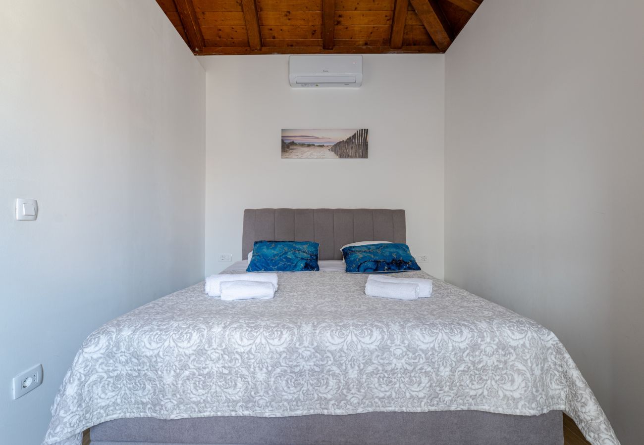 Ferienhaus in Privlaka - Ferienhaus Mareta mit Pool