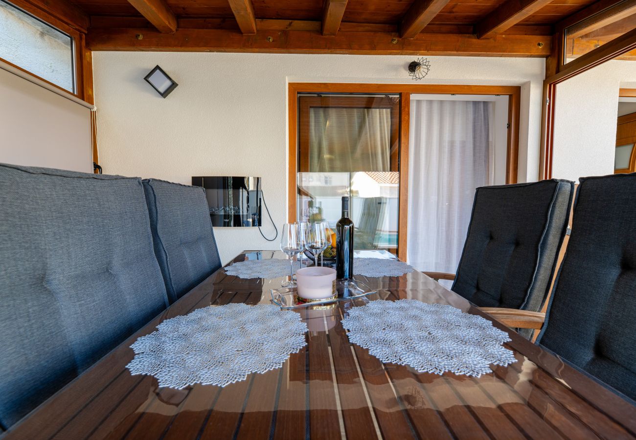 Ferienhaus in Privlaka - Ferienhaus Mareta mit Pool