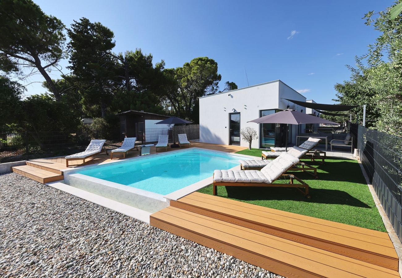 Villa in Sukošan - Beachfront Almare Retreat