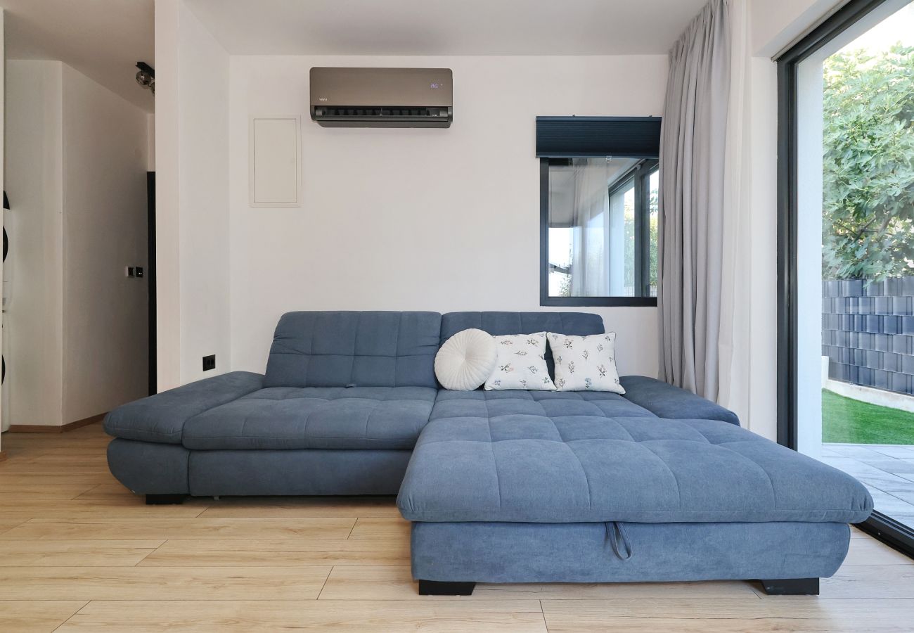 Villa in Sukošan - Beachfront Almare Retreat