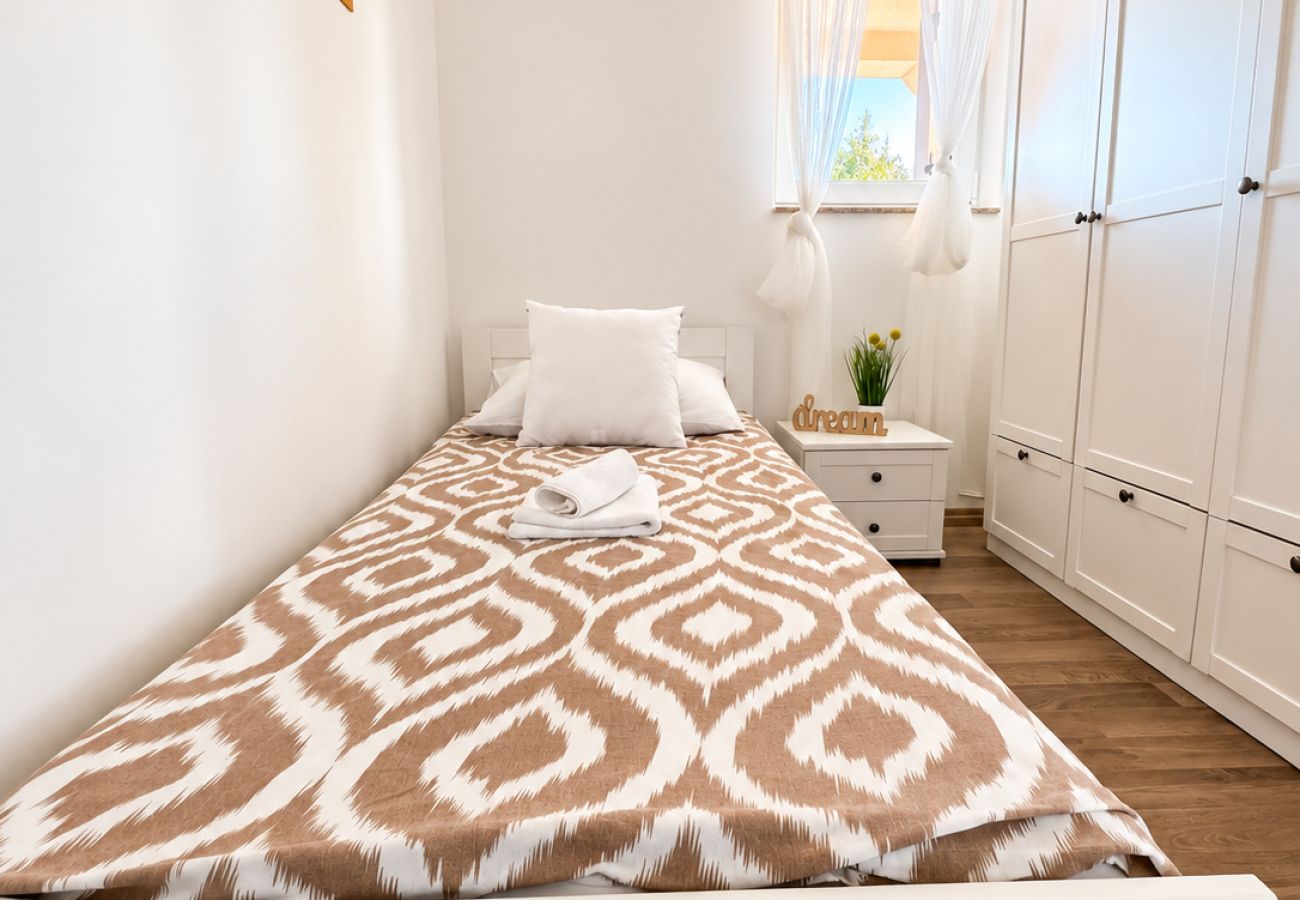 Apartment in Povljana - Beautiful Apartment Bodulo 3