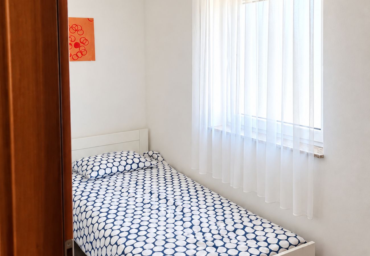 Apartment in Povljana - Beautiful Apartment Bodulo 4
