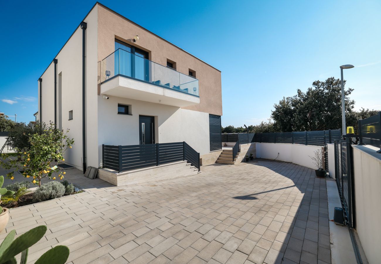 Villa in Pakoštane - Villa Santa with heated pool