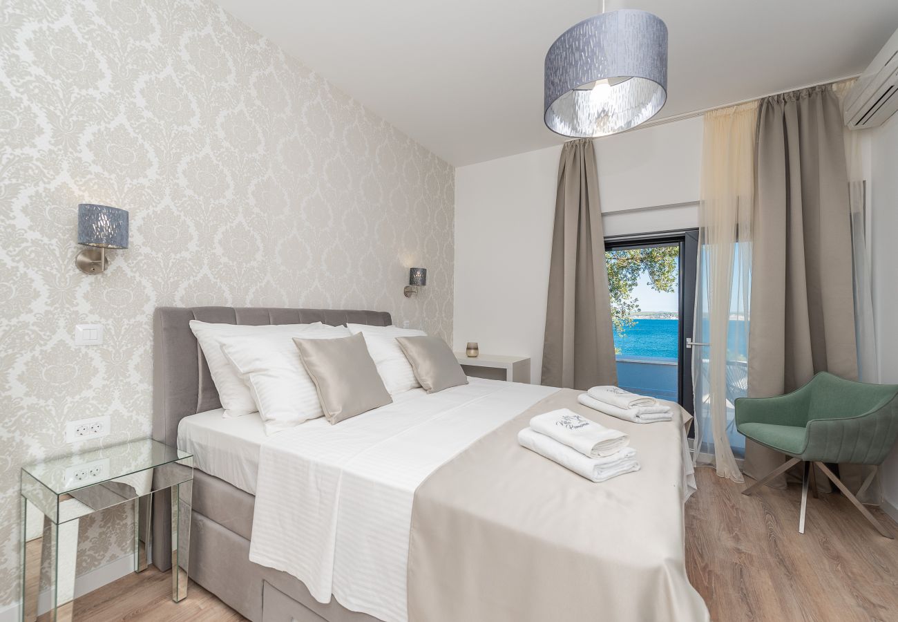 Villa in Posedarje - Beachfront villa Promenada