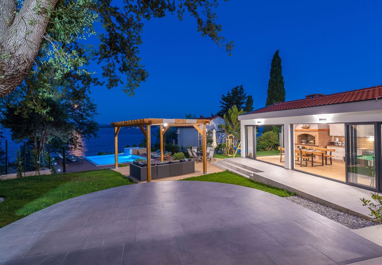 Villa in Posedarje - Beachfront villa Promenada