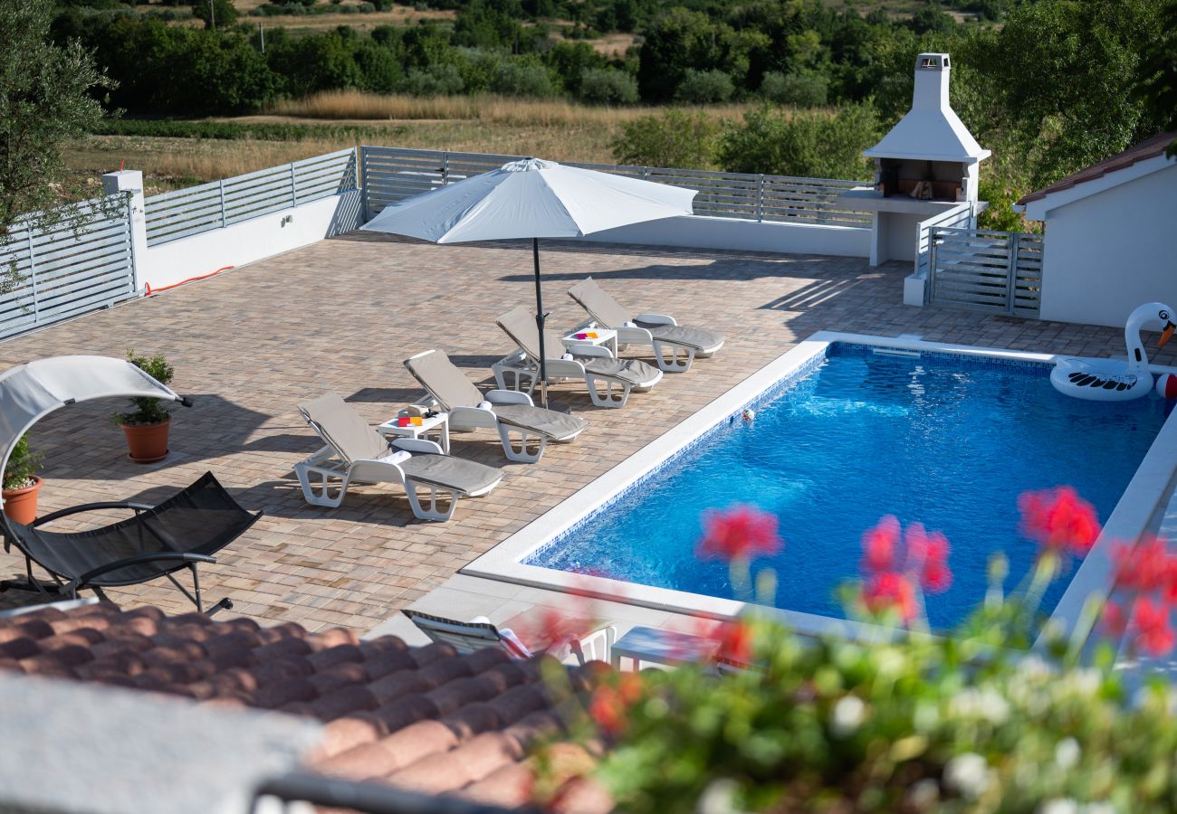 House in Pridraga - Holiday Home Lantina with pool