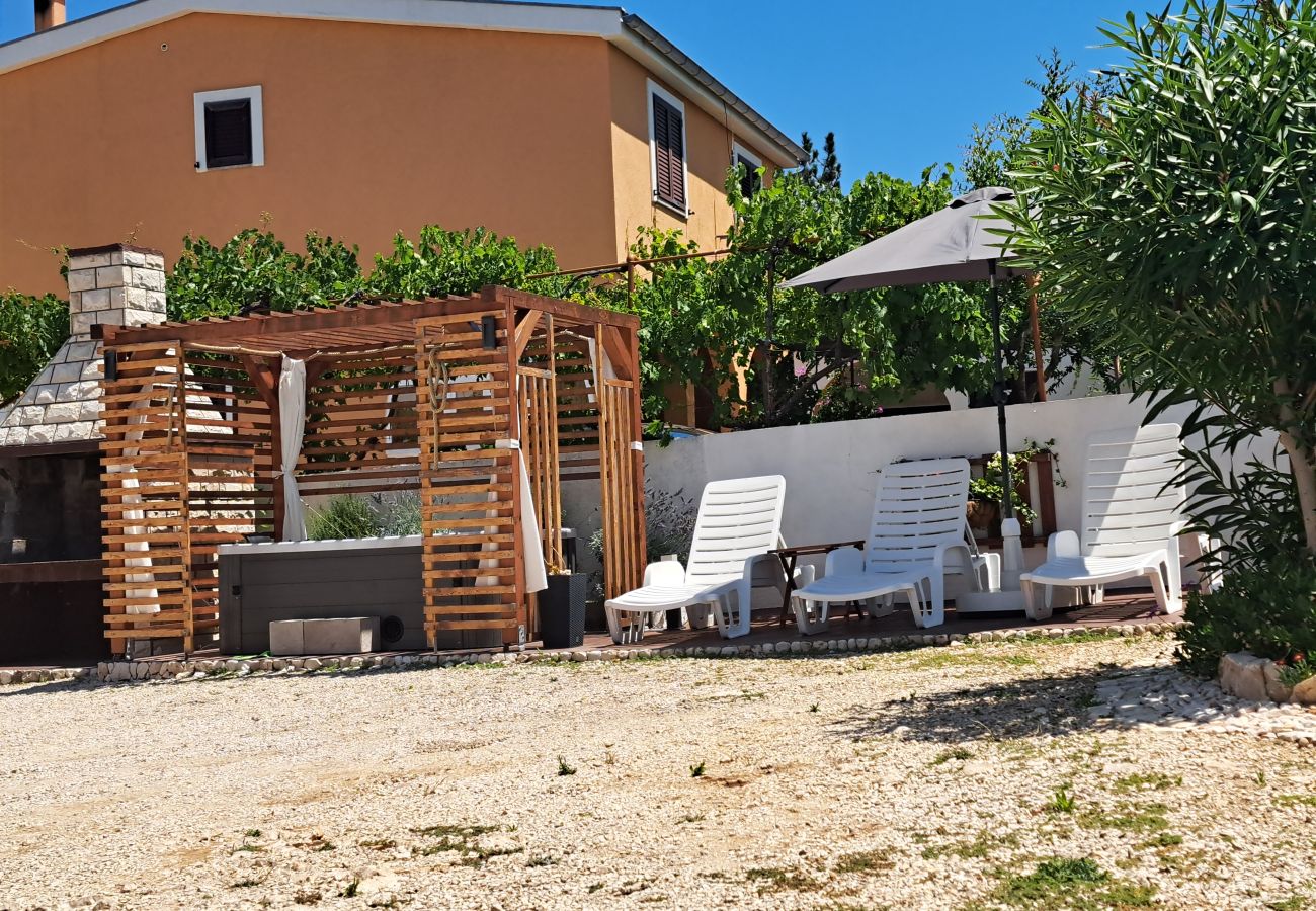 Apartment in Ražanac - Apartment Sany 1 with jacuzzi