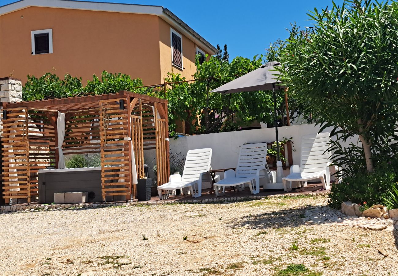 Apartment in Ražanac - Apartment Sany 2 with jacuzzi