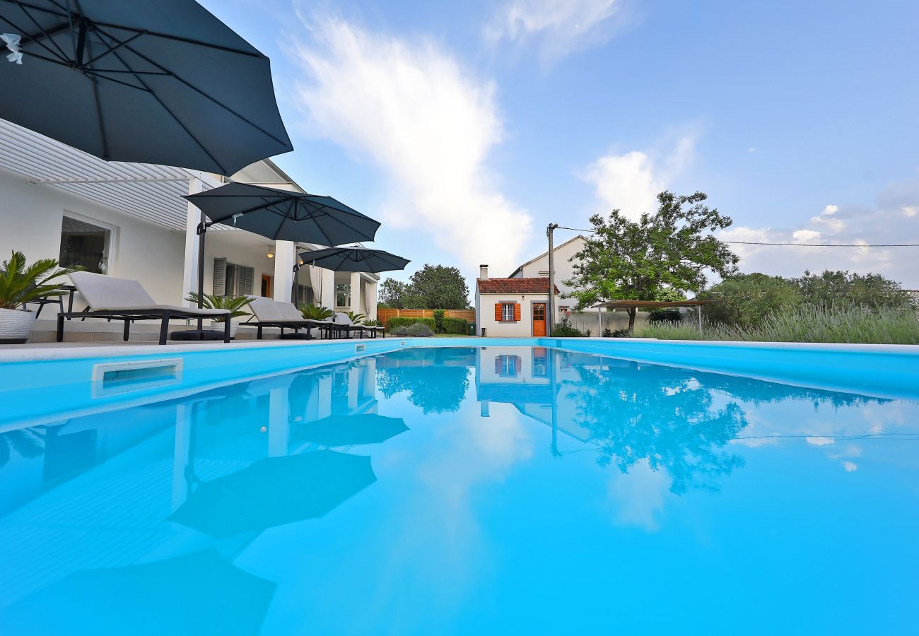 House in Tinj - Holiday Home Nona with pool