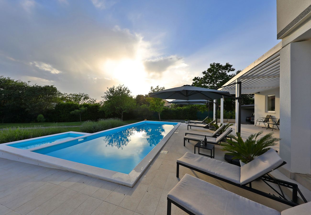 House in Tinj - Holiday Home Nona with pool