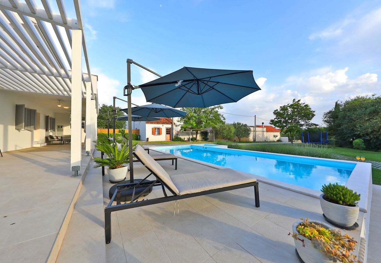 House in Tinj - Holiday Home Nona with pool