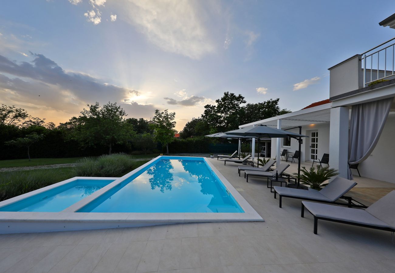 House in Tinj - Holiday Home Nona with pool