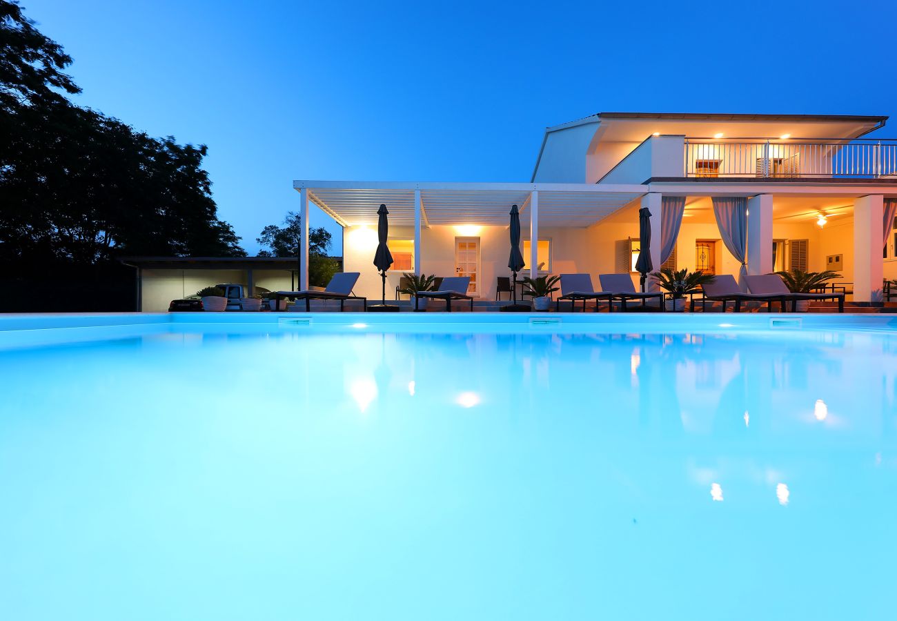 House in Tinj - Holiday Home Nona with pool