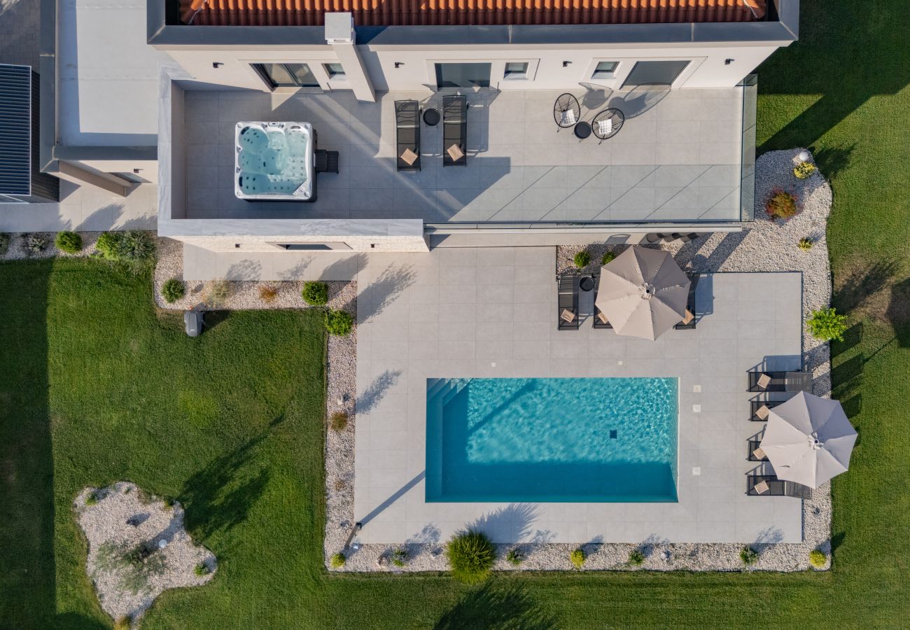 Villa in Marceljani - Villa Kalea with pool