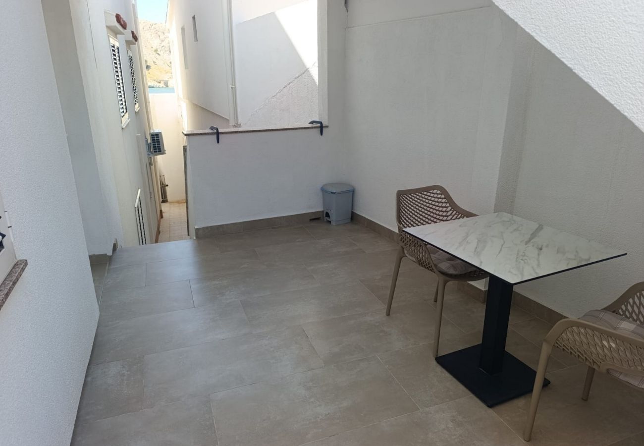 Apartment in Metajna - Seafront apartment Valla 1