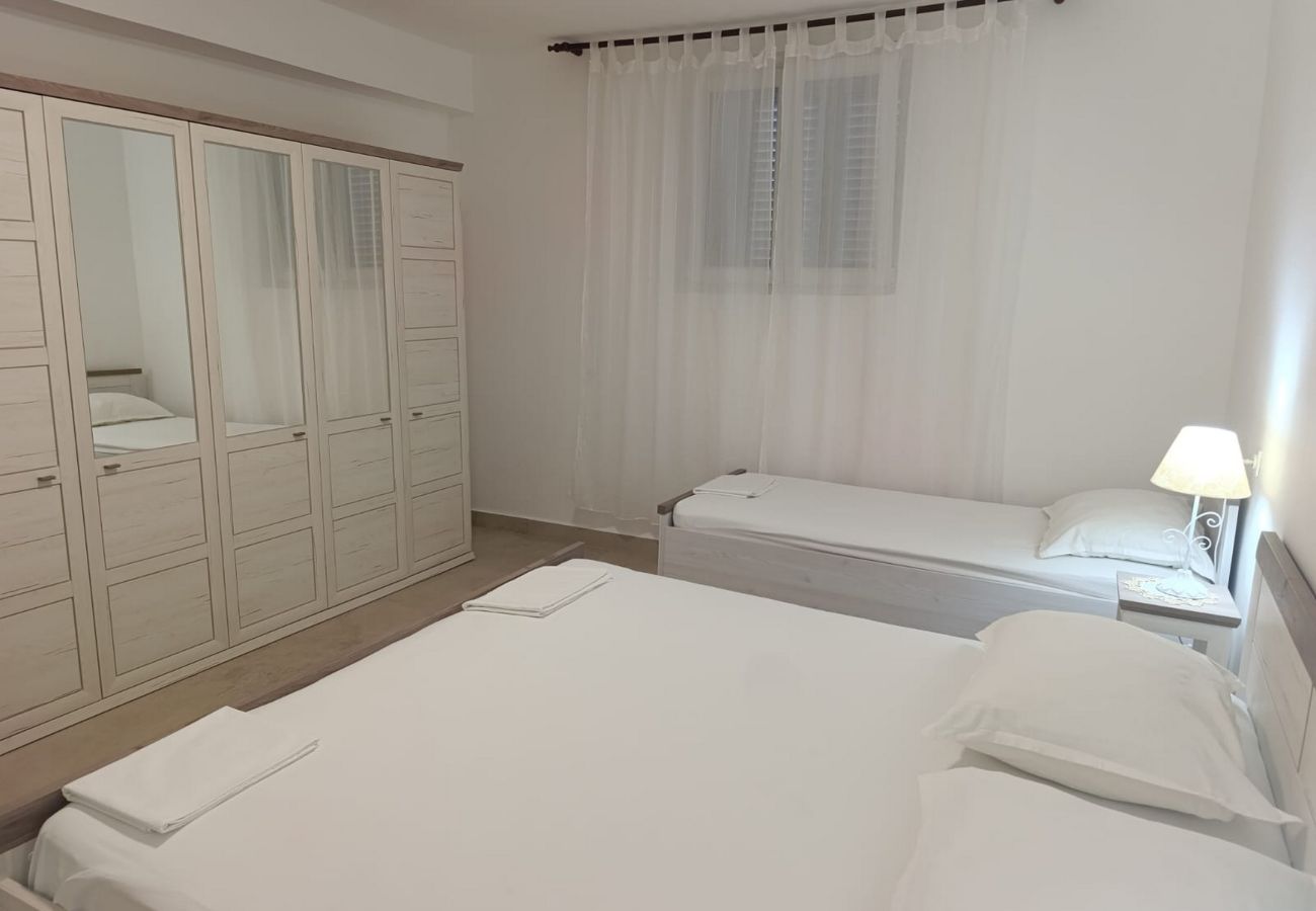 Apartment in Metajna - Seafront apartment Valla 3