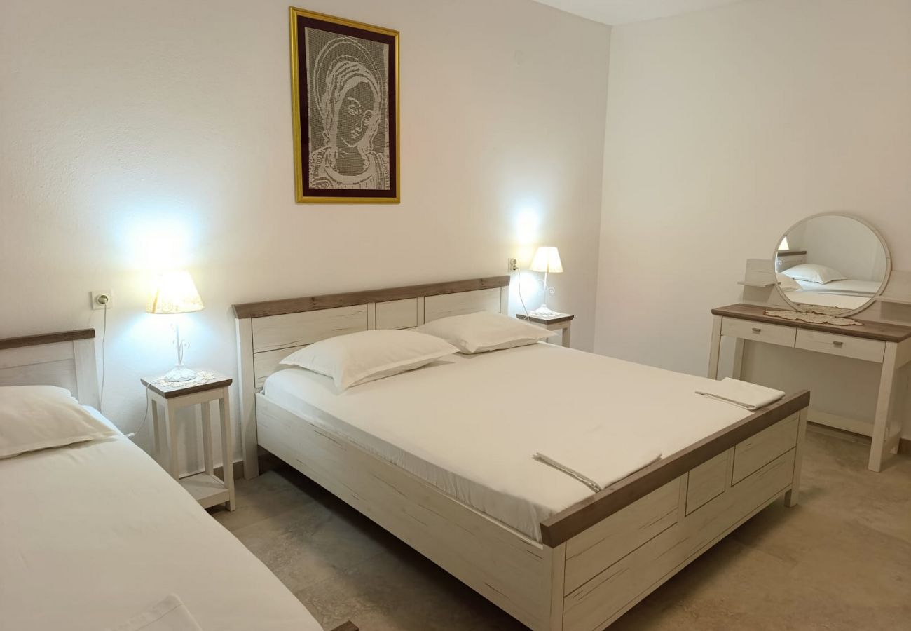 Apartment in Metajna - Seafront apartment Valla 3