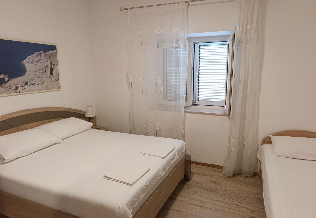 Apartment in Metajna - Seafront apartment Valla 4