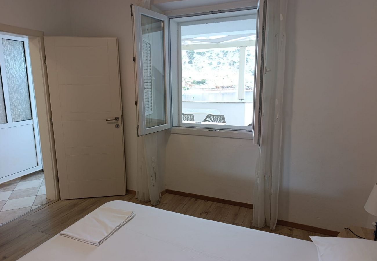 Apartment in Metajna - Seafront apartment Valla 4