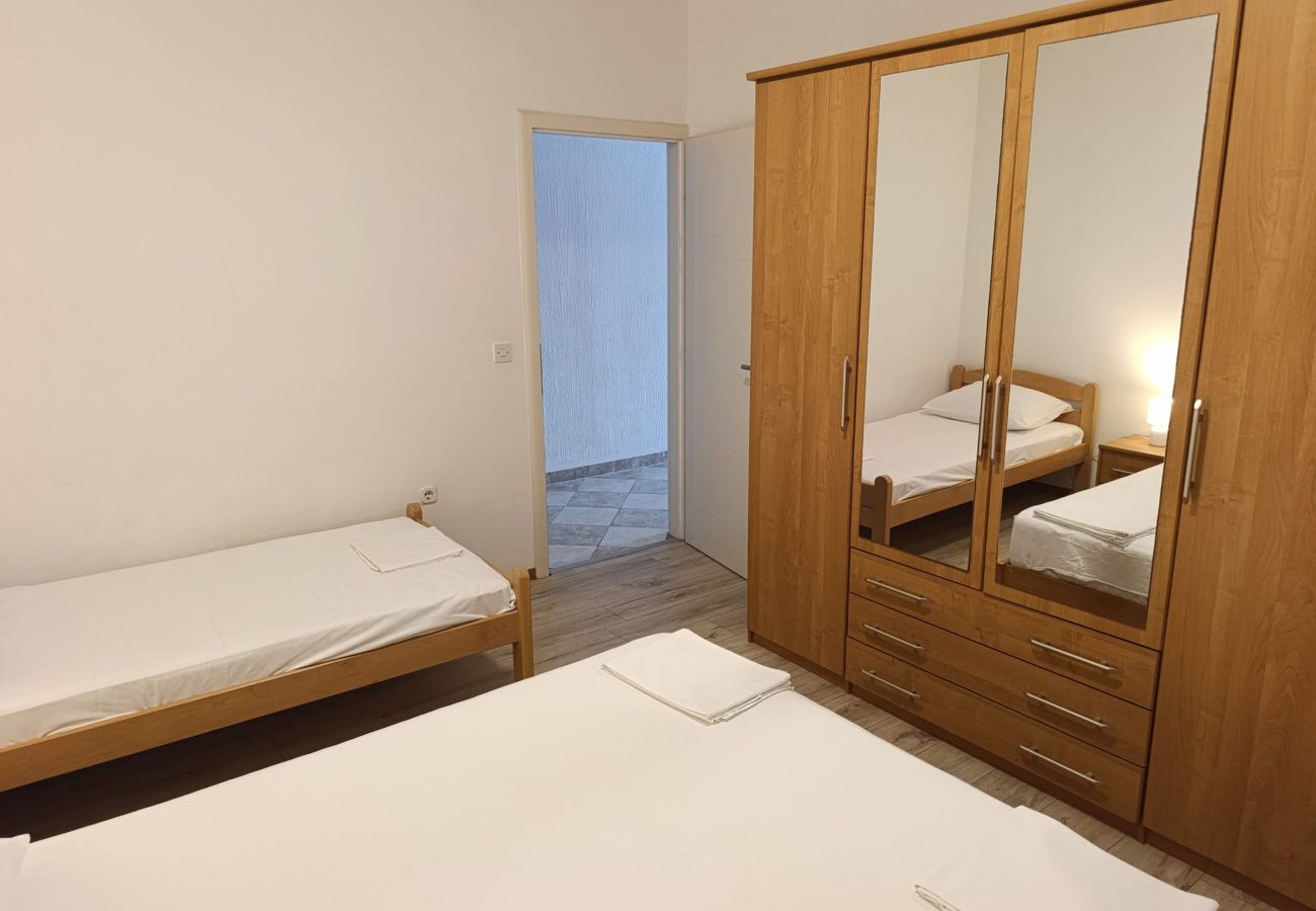 Apartment in Metajna - Seafront apartment Valla 5