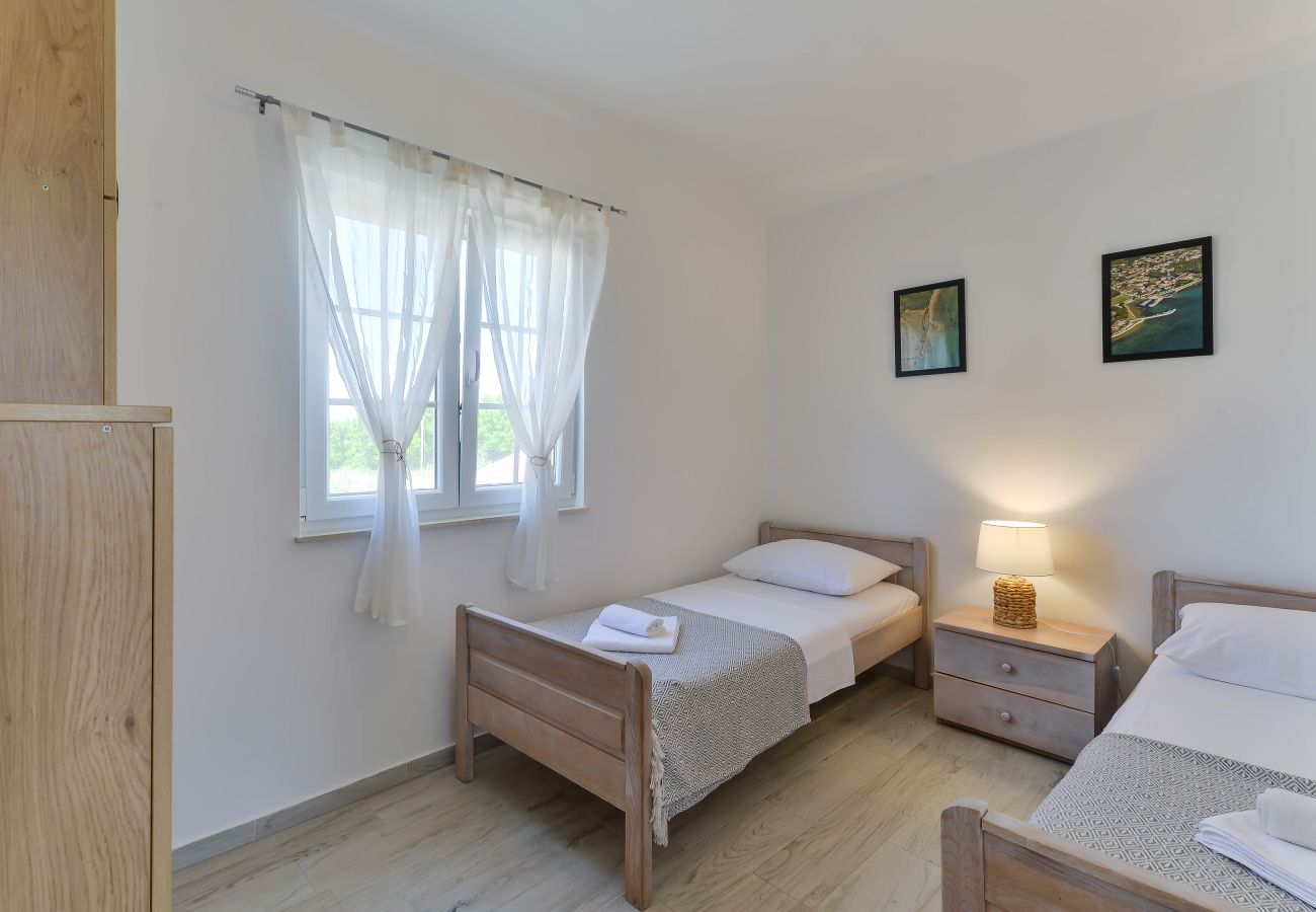 Villa in Privlaka - Villa Carnela with heated pool