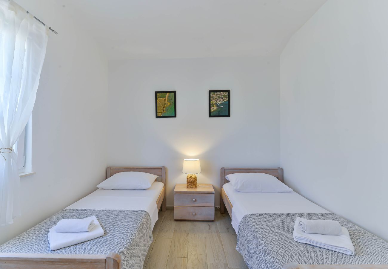 Villa in Privlaka - Villa Carnela with heated pool