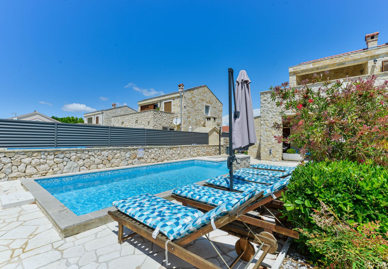 Villa in Privlaka - Villa Carnela with heated pool