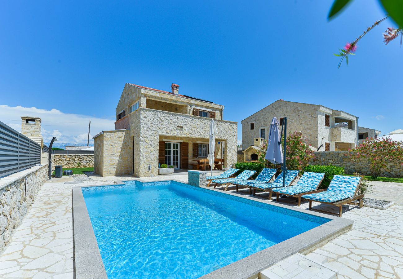Villa in Privlaka - Villa Carnela with heated pool