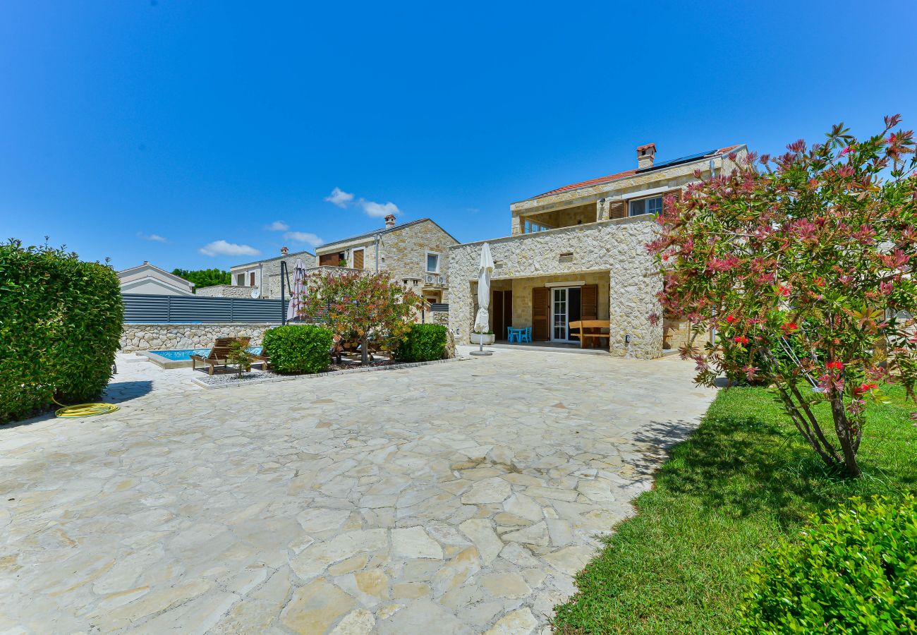 Villa in Privlaka - Villa Carnela with heated pool