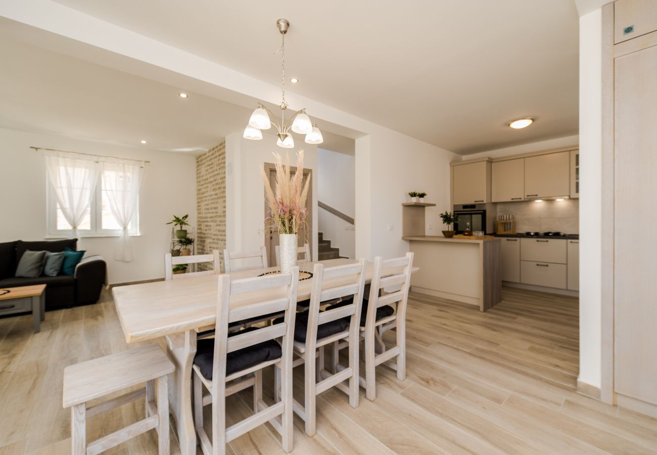 Villa in Privlaka - Villa Rea 1 with heated pool