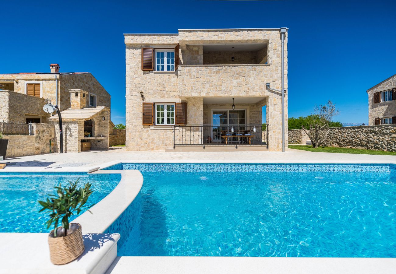 Villa in Privlaka - Villa Rea 1 with heated pool