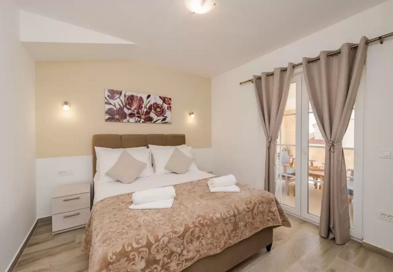 Villa in Privlaka - Villa Rea 1 with heated pool