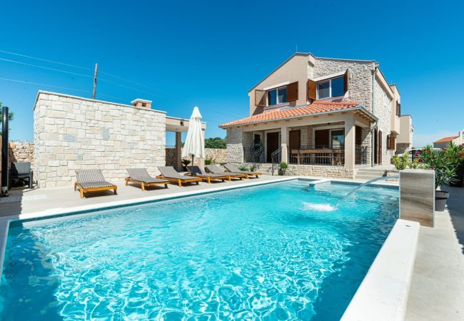 Villa in Privlaka - Villa Rea 3 with heated pool