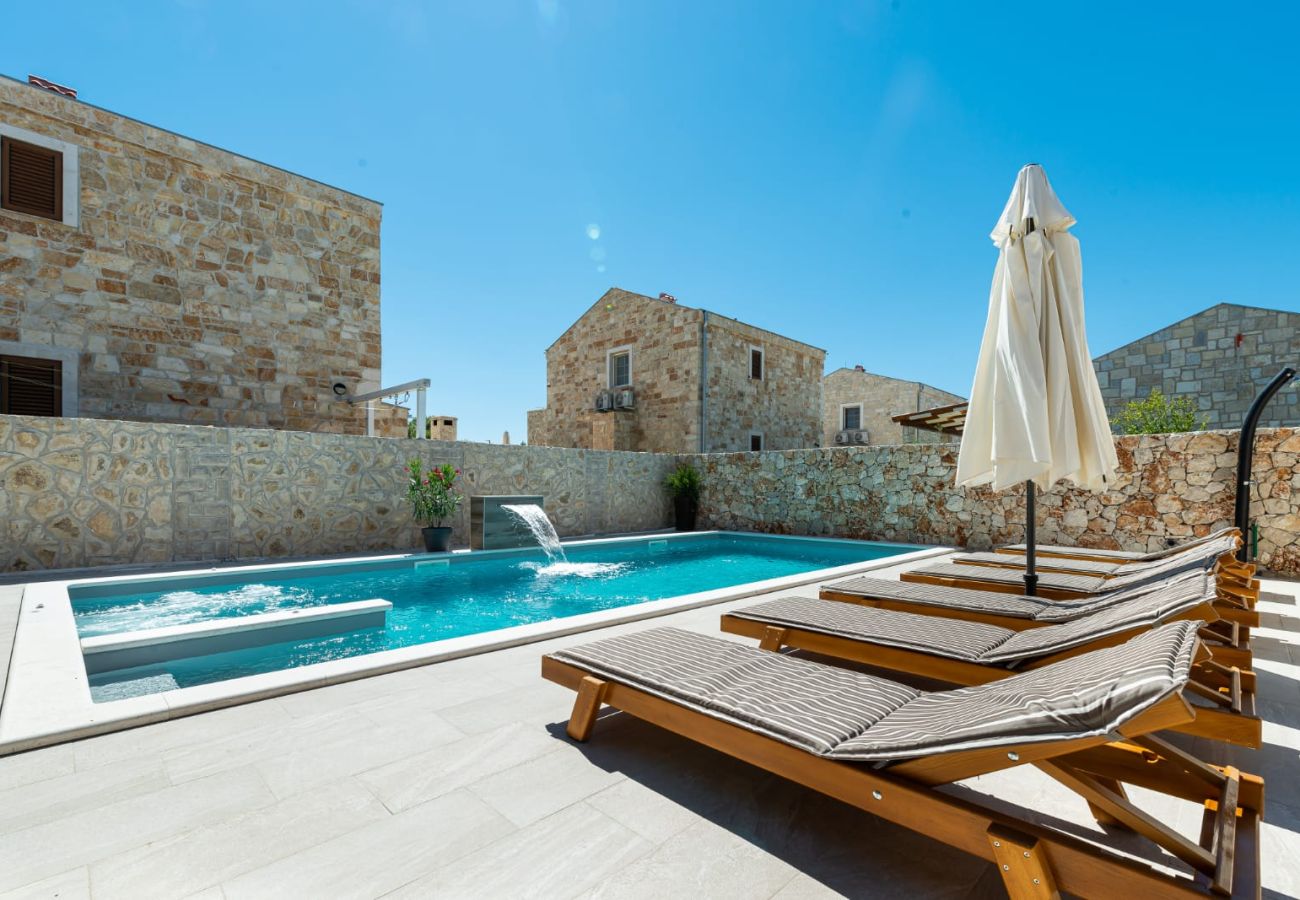 Villa in Privlaka - Villa Rea 3 with heated pool