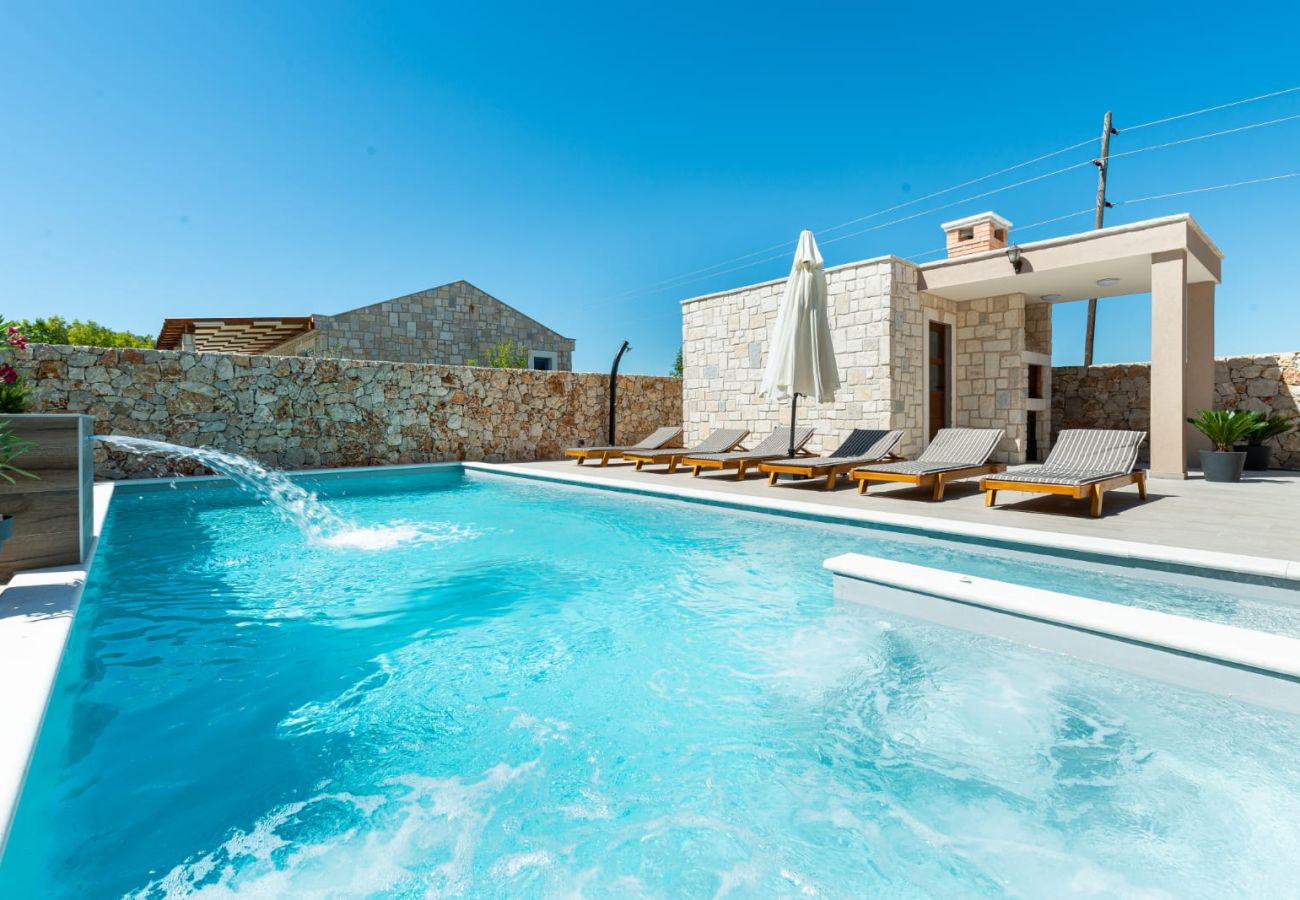 Villa in Privlaka - Villa Rea 3 with heated pool
