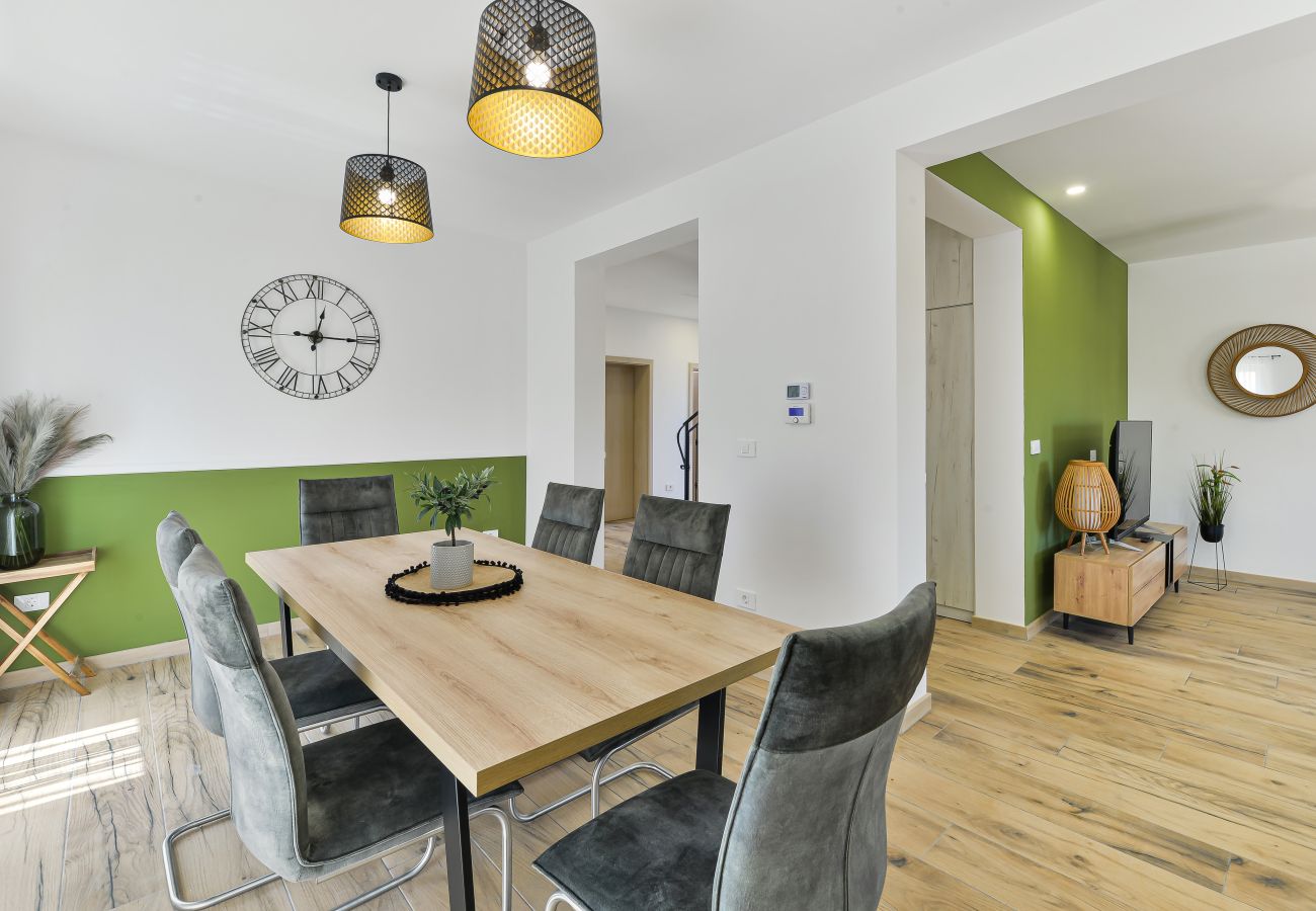 Villa in Privlaka - Villa Rea 4 with heated pool