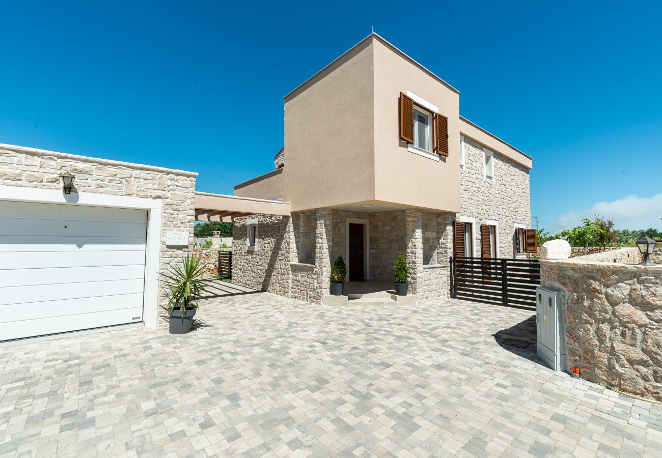 Villa in Privlaka - Villa Rea 4 with heated pool