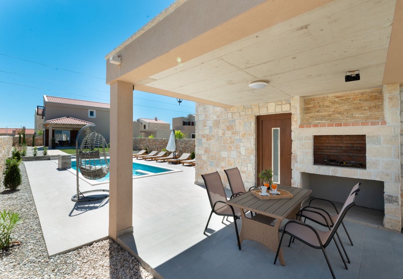 Villa in Privlaka - Villa Rea 4 with heated pool