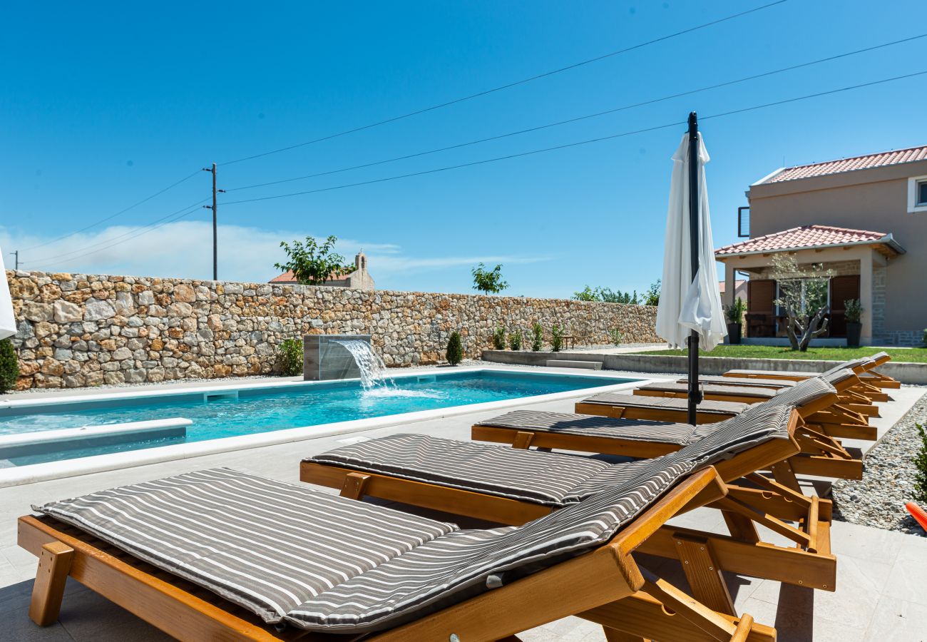 Villa in Privlaka - Villa Rea 4 with heated pool